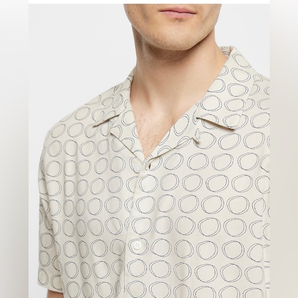 Express Circle Print Rayon Revere Short Sleeve Shirt - Picture 2 of 4